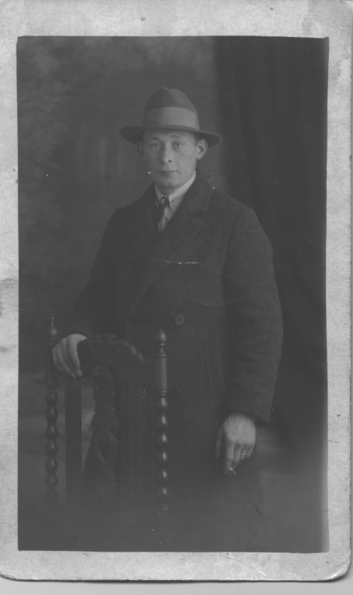 Klik voor foto in apart venster cj_van_ingen_1906_verlovingsfoto_feb_1928_torrestraat_51_i.jpg