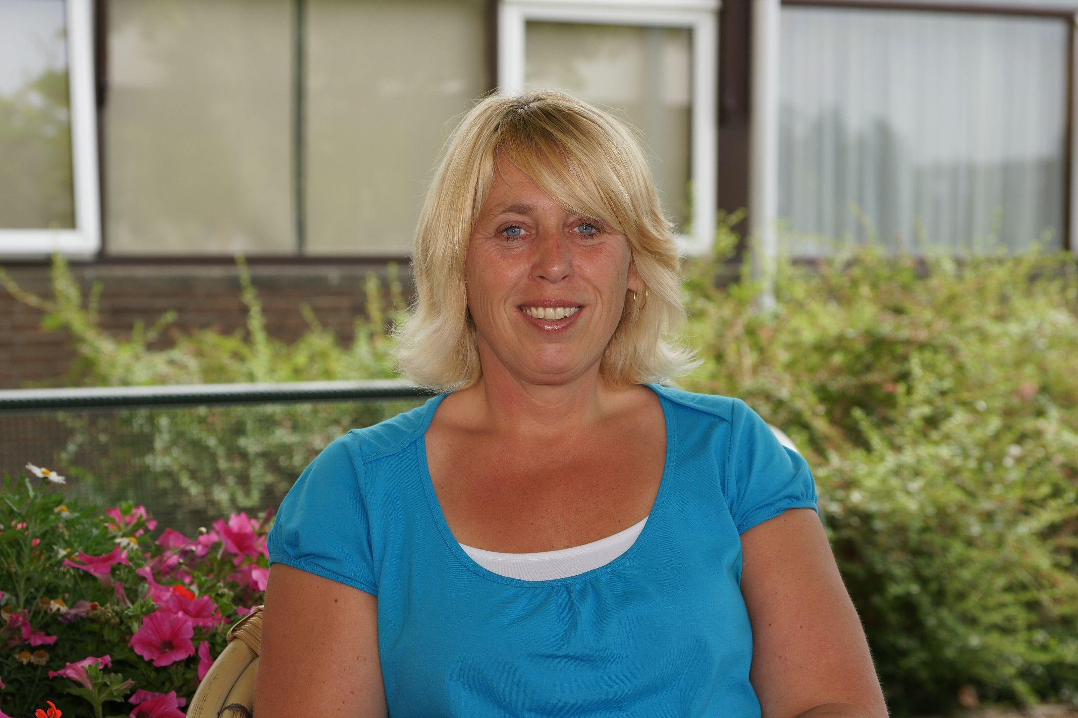 Klik voor foto in apart venster miriamfrinking1967.jpg